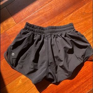 black lululemon shorts